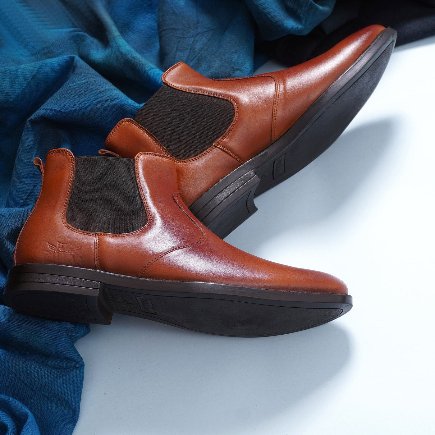 PILLAA" Chelsea Leather Boots for Explorers"