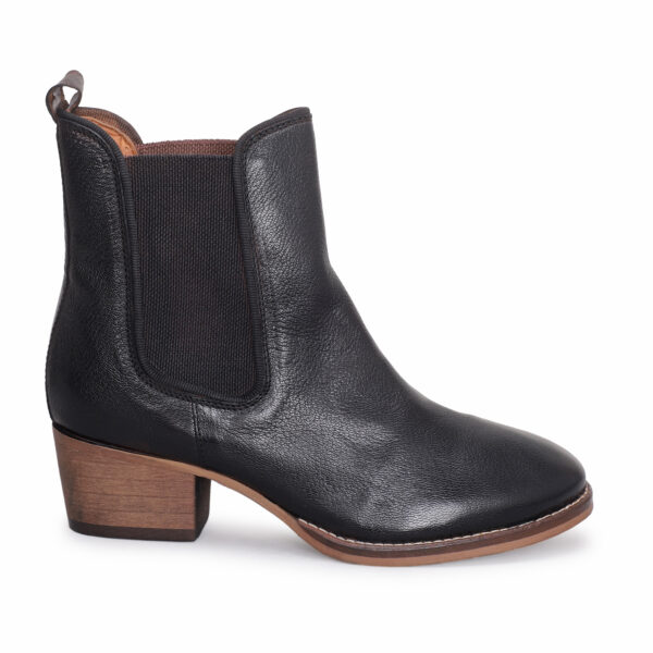 Women’s Chelsea Boots – Stylish & Comfortable Ankle-Length Leather Boots